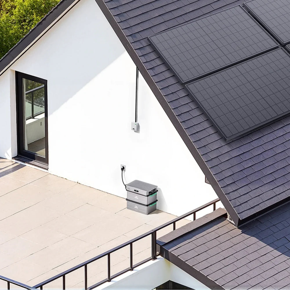 Zendure SolarFlow 2400 AC auf der Terrasse neben einer Photovoltaikanlage