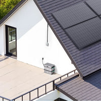 Zendure SolarFlow 2400 AC auf der Terrasse neben einer Photovoltaikanlage