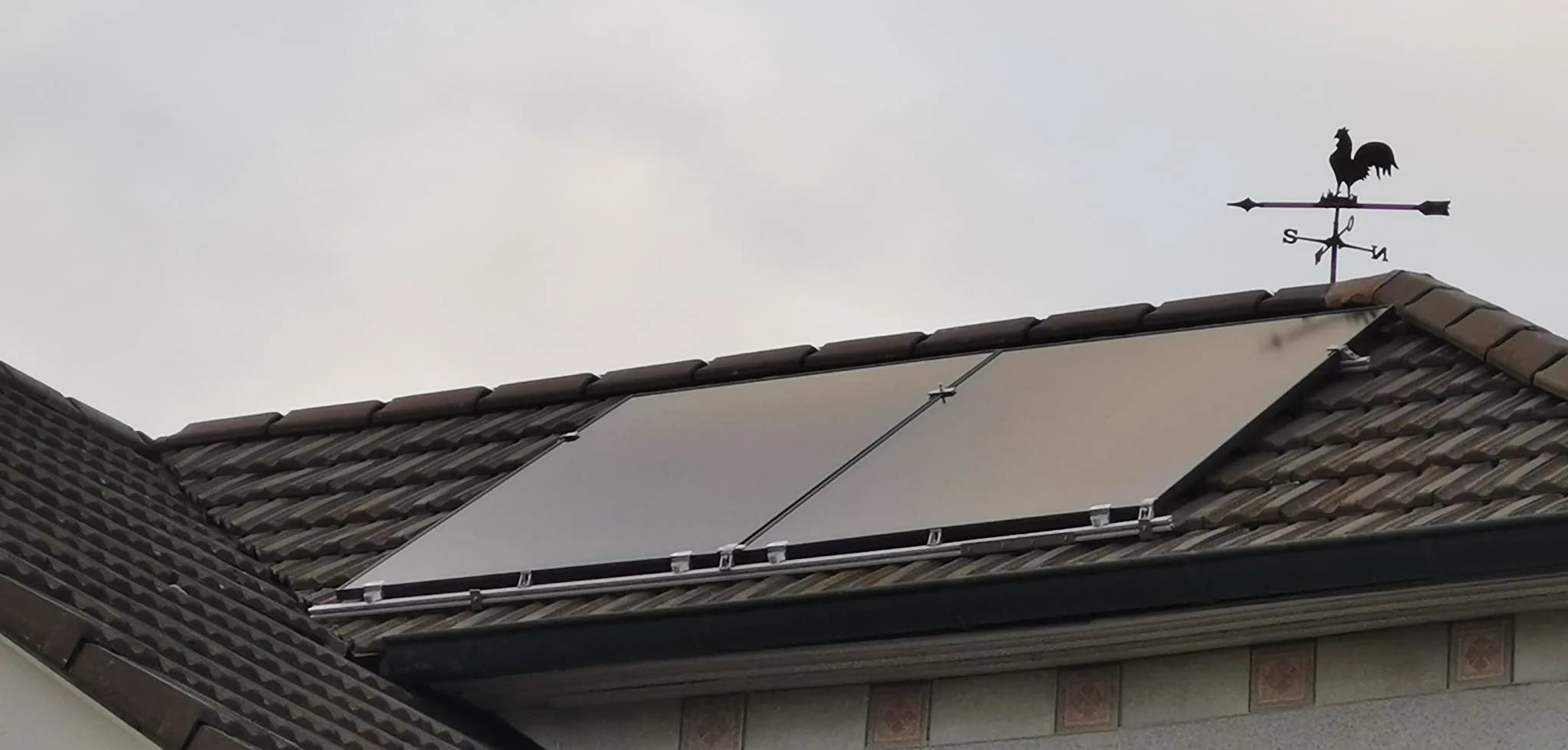 Nahaufnahme der hochleistungsfähigen Solarpanels im 10 kWp PV-Anlagenset